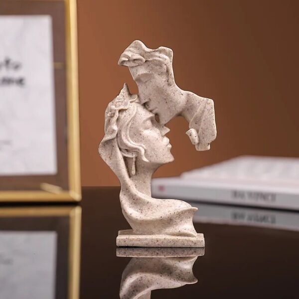 Lovers Statue Mini Resin Crafts Sculpture Small Ornaments Home Decoration Sculpture Model Desktop Wine Cabinet Decoration-Arlik interiors